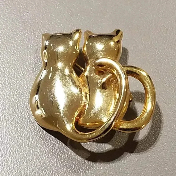 Two Sitting Cats Brooch Pin Gold Tone Heavy Solid - Picture 1 of 2